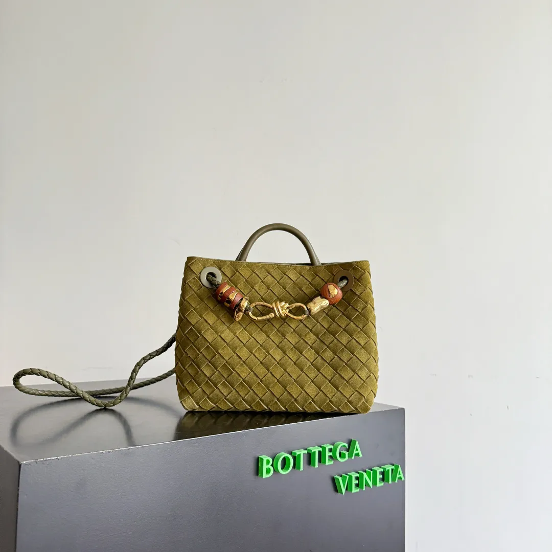 The new Andiamo batch of 3060 BV is shipped‼ ️The classic intercciato weaving process is used to create a soft bag, the metal knot is made of micro-cast aluminum using jewelry technology🪢, and the decorative beads are made of metal and hand-polished oak, allowing you to jump repeatedly between elegance and fun💃, making it unpredictable. Classic and versatile, it shows off your temperament, and the bag has a large capacity, making it very convenient for daily commuting! It has a variety of carrying methods, the shoulder straps can be adjusted by yourself, the original lambskin feels soft and delicate, and the unisex style breaks gender boundaries and brings a more practical and long-lasting use experience. The Andiamo, which has both elegant and casual styles, perfectly interprets the "fashionable old money style". Style number: 743568+wood hardware Color: suede olive oil green Size: 25*22*10.5cm